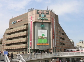 　最寄りの後楽園駅には直結の商業ビルがあり、帰路のお買い物にも便利です。