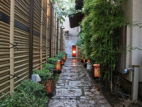 　大正時代から栄えるこのエリアは古き日本の情緒感じる街並みが残ります。