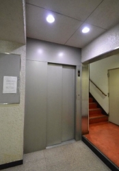 　エレベーターは2005年に更新工事が行われました。