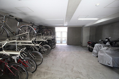 　雨や盗難から自転車を守る屋内駐輪場。