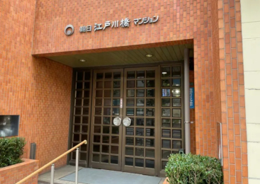 �@1983�N�z�E�u���E������Ƃ����^�C�����r���e�[�W������O�ςł��B