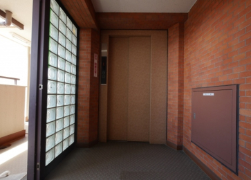 �@�G���x�[�^�[�ŃX���[�Y�ɂ������Ɉړ��ł��܂��B