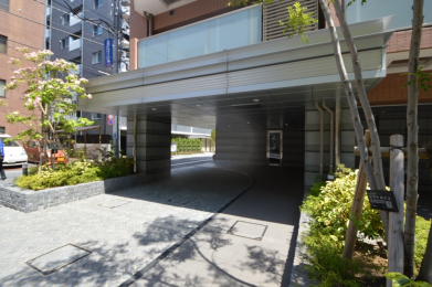 �@�G���g�����X�ɂ͎Ԋ񂹂ł��A�J�ɔG�ꂸ�ɏ�Ԃł��܂��B