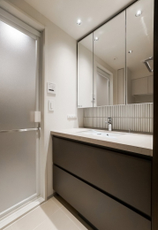 �@�O�ʋ����ɂ����[�\�Ȑ��ʉ��ϑ�B