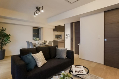 �@�Ƒ��̌e���̏�ƂȂ郊�r���O�͏��g�[�����B�������������K�ɂ��߂������������܂��B