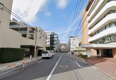 �@�w�܂ł͍⓹�����܂�Ȃ����R�ȓ��ɂȂ�܂��B